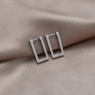 長方形のシルバーイヤリング